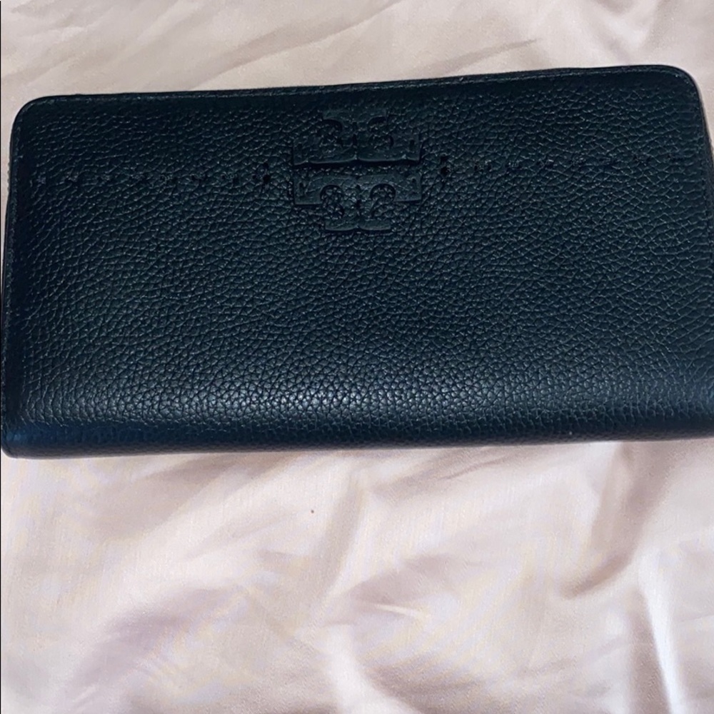 Like new Tory Burch Mcgraw wallet!!!